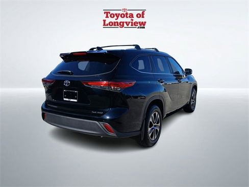 Certified 2023 Toyota Highlander XLE image 8