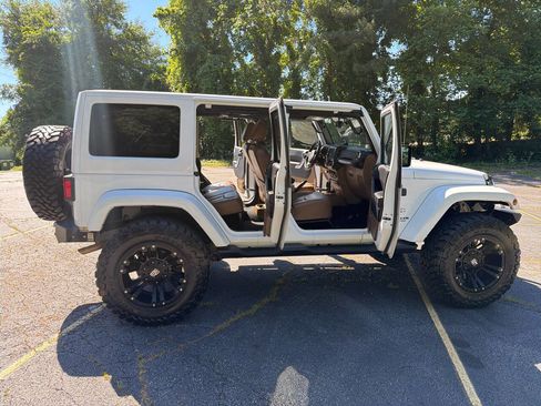 Used 2016 Jeep Wrangler Unlimited Sahara w/ Connectivity Group AWD/4WD image 31