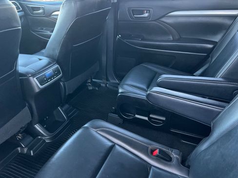 Used 2019 Toyota Highlander XLE AWD/4WD image 13