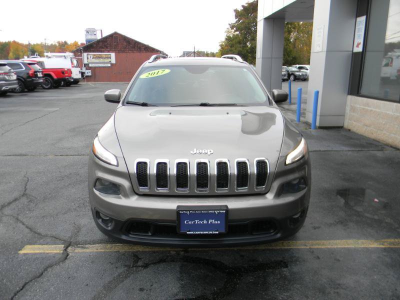 Used 2017 Jeep Cherokee Latitude w/ Comfort/Convenience Group AWD/4WD image 3