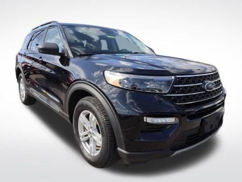 Used 2022 Ford Explorer XLT w/ Equipment Group 202A image 2
