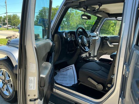 Used 2014 Jeep Wrangler Unlimited Sahara AWD/4WD image 14