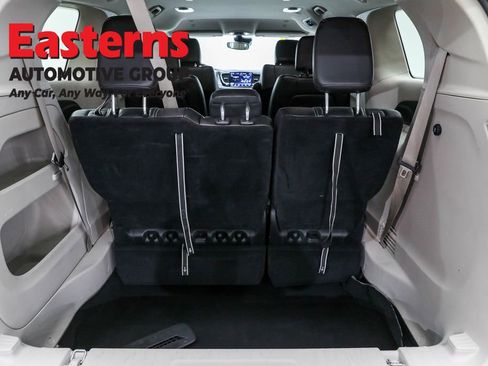 Used 2024 Chrysler Pacifica Touring-L image 16