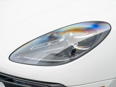 Certified 2025 Porsche Macan AWD/4WD image 29