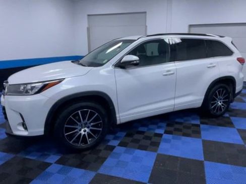 Used 2017 Toyota Highlander SE AWD/4WD image 4