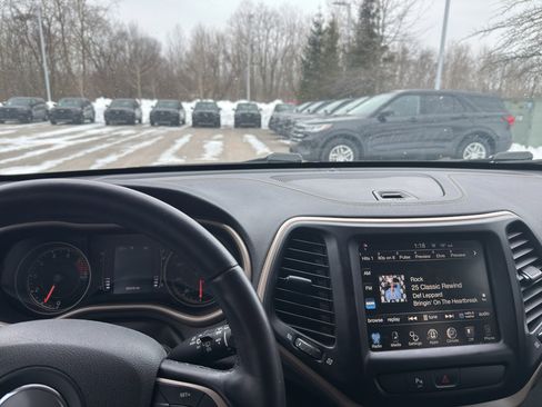 Used 2017 Jeep Cherokee Latitude w/ Safety/Convenience Group image 18