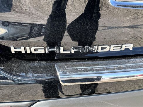 Used 2022 Toyota Highlander LE FWD image 10