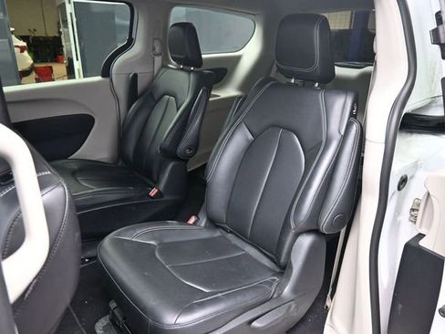 Used 2024 Chrysler Pacifica Select image 13