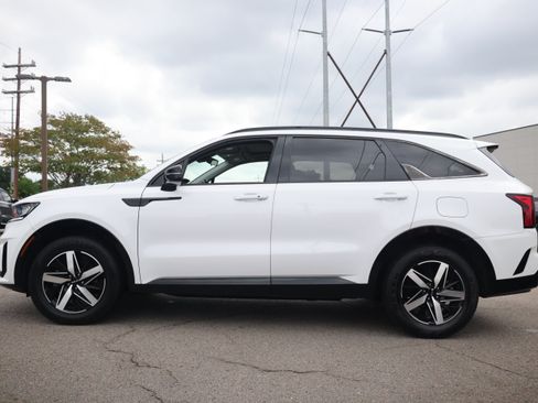 Used 2023 Kia Sorento S w/ Panoramic Sunroof Package FWD image 2