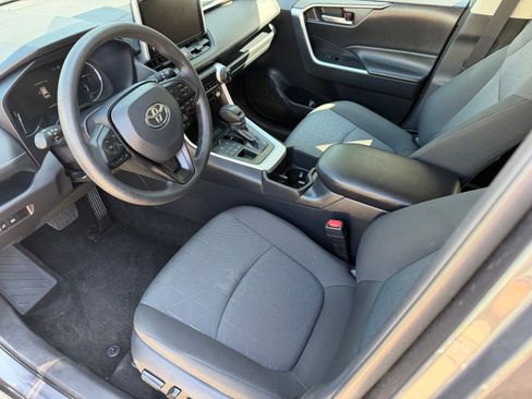 Used 2025 Toyota RAV4 XLE AWD/4WD image 10