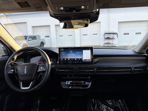 Used 2025 Lincoln Corsair Reserve image 18