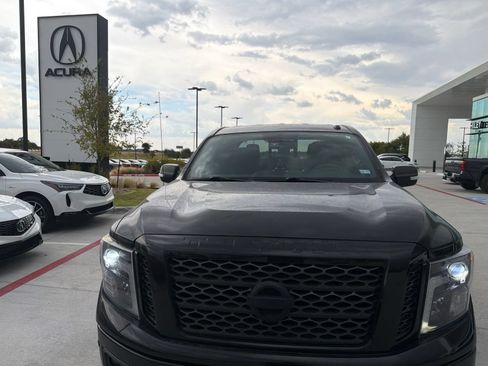 Used 2019 Nissan Titan SV w/ SV Convenience Package RWD image 5