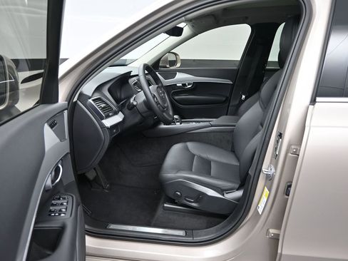 Used 2024 Volvo XC90 B5 Core image 9