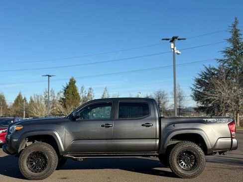 Used 2017 Toyota Tacoma TRD Sport image 2