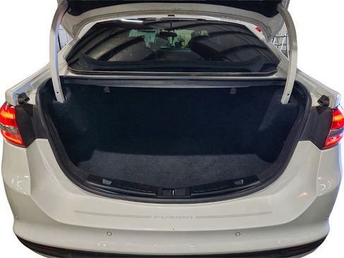 Used 2018 Ford Fusion SE w/ Fusion SE Technology Package image 19