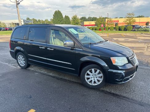 Used 2012 Chrysler Town & Country Touring-L w/ Entertainment Group #2 FWD image 17