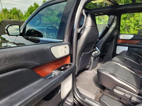 Used 2021 Lincoln Navigator Reserve w/ Luxury Package image 28