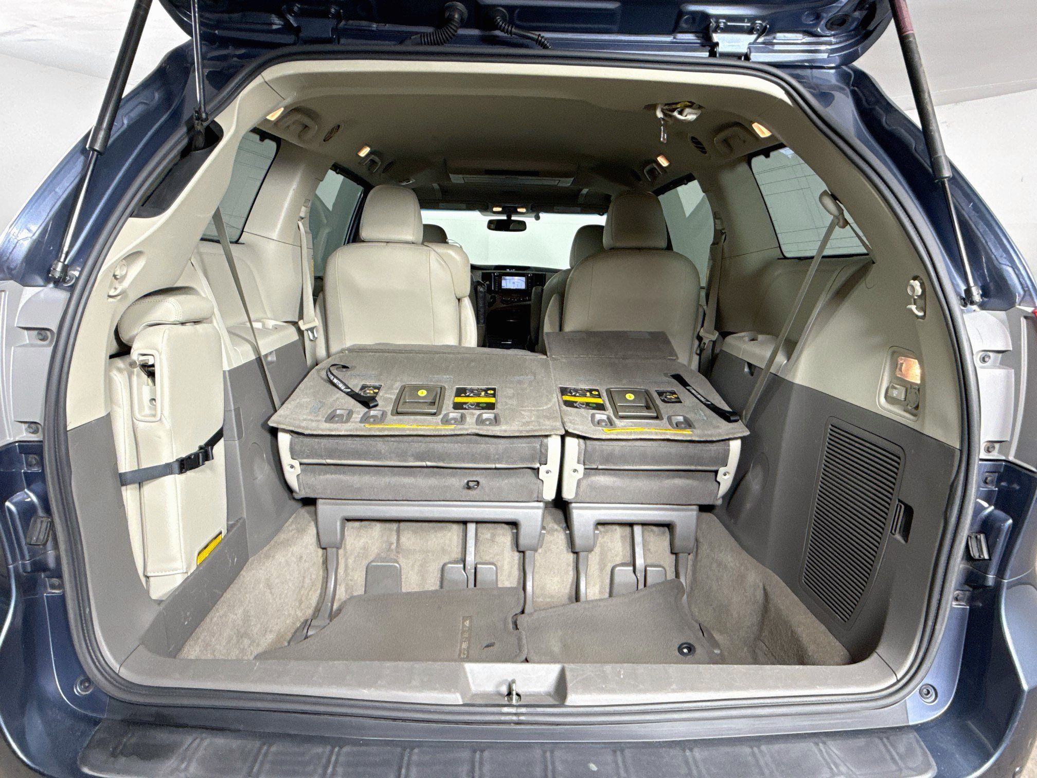 Used 2014 Toyota Sienna XLE w/ XLE Premium Package FWD image 36