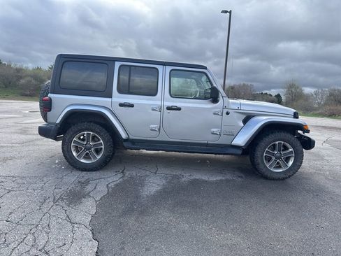 Used 2018 Jeep Wrangler Unlimited Sahara AWD/4WD image 14