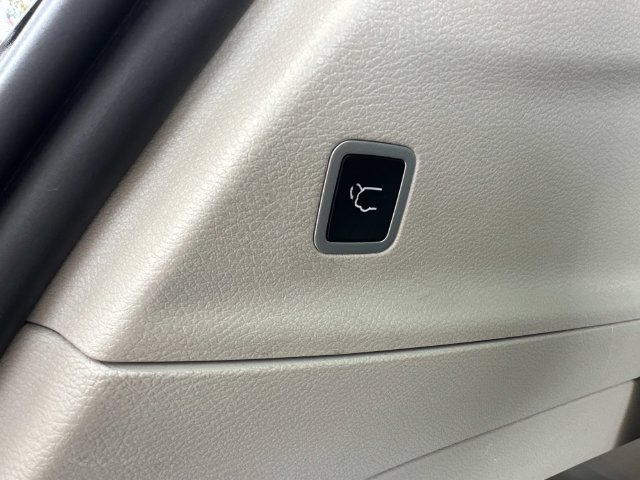 Used 2024 Chrysler Pacifica Touring-L FWD image 15