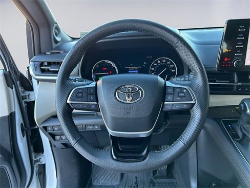 Used 2023 Toyota Sienna Limited image 12