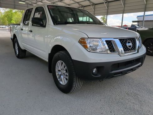 Used 2020 Nissan Frontier SV image 2