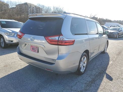 Used 2015 Toyota Sienna LE image 4