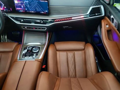 Used 2025 BMW X7 M60i AWD/4WD image 43