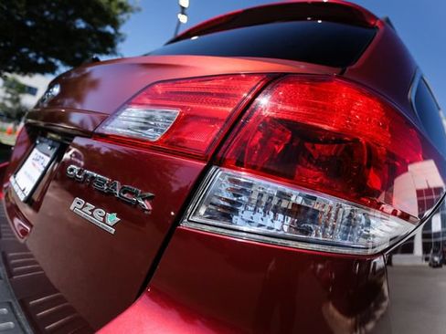 Used 2011 Subaru Outback 2.5i Premium w/ All-Weather Pkg AWD/4WD image 16