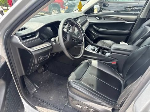 Used 2023 Jeep Grand Cherokee L Limited AWD/4WD image 4