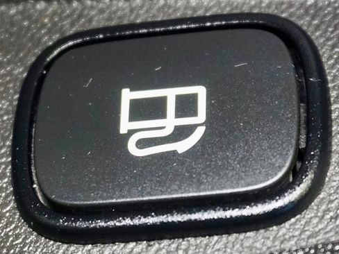 Used 2017 Chevrolet Volt Premier w/ Driver Confidence II Package image 37