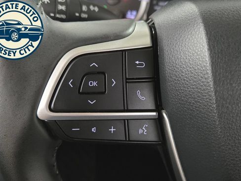 Used 2024 Toyota Highlander XLE AWD/4WD image 13