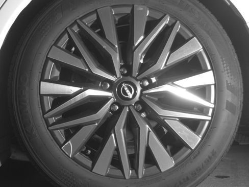 Used 2025 Nissan Altima 2.5 SV FWD image 14