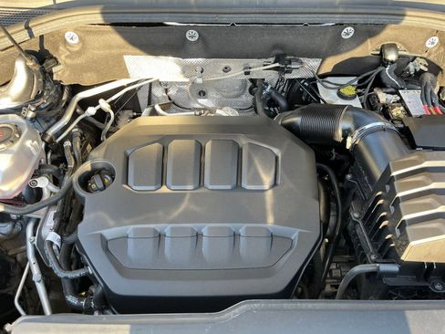 Used 2025 Volkswagen Atlas SE image 36