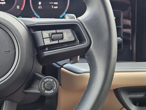 Certified 2025 Porsche Cayenne Coupe image 27