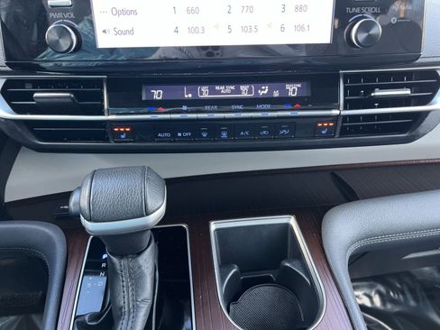 Used 2022 Toyota Sienna XLE image 20