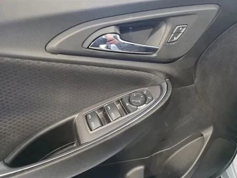 Used 2018 Chevrolet Malibu LT image 9