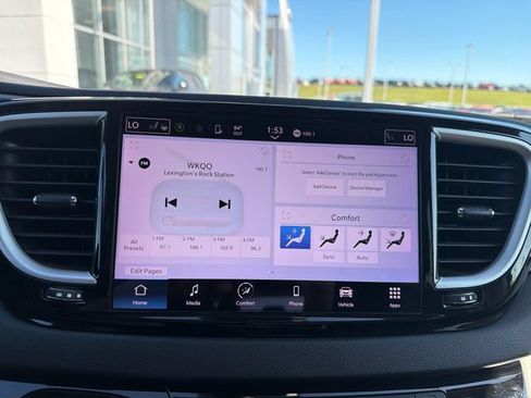 Used 2023 Chrysler Pacifica Touring-L FWD image 19