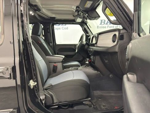 Used 2024 Jeep Wrangler Unlimited w/ Convenience Group AWD/4WD image 17
