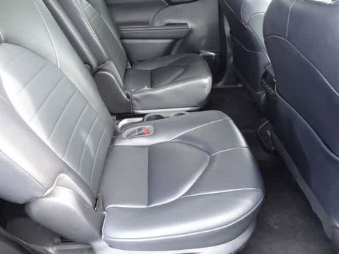 Used 2023 Toyota Highlander XLE FWD image 11