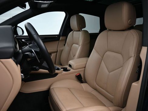 Certified 2023 Porsche Macan Turbo AWD/4WD image 5