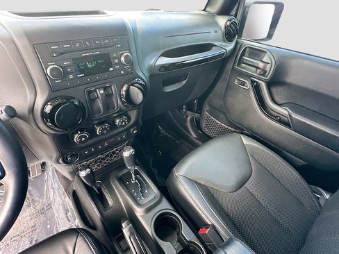 Used 2017 Jeep Wrangler Sahara image 21