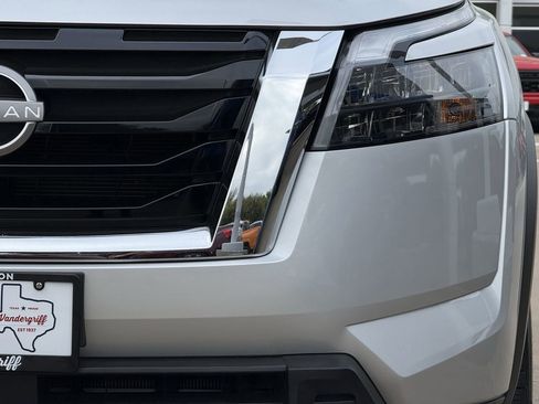 Used 2025 Nissan Pathfinder SV image 8