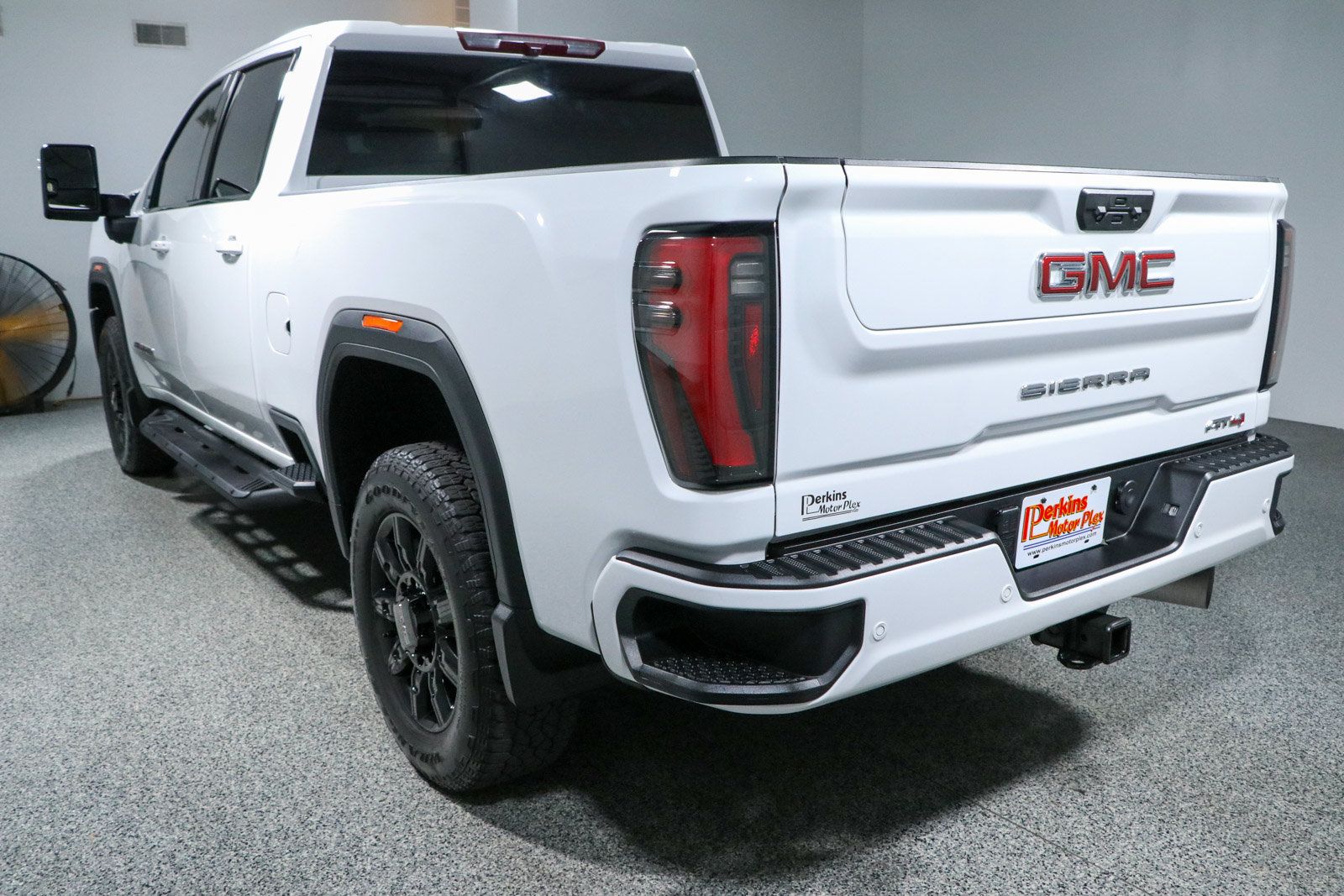 Used 2024 GMC Sierra 2500 AT4 AWD/4WD image 9