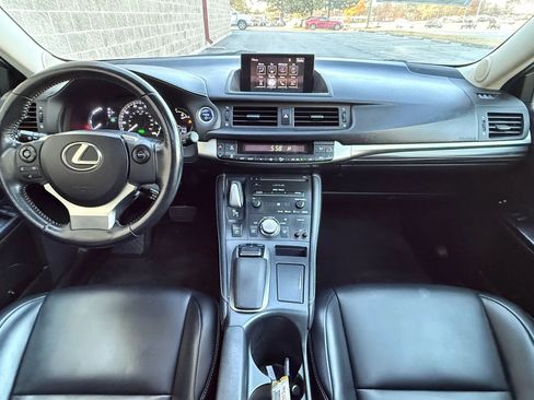 Used 2017 Lexus CT 200h image 3
