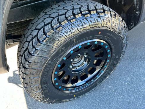 Used 2020 Toyota Tacoma TRD Off-Road w/ TRD Premium Off Road Package AWD/4WD image 16