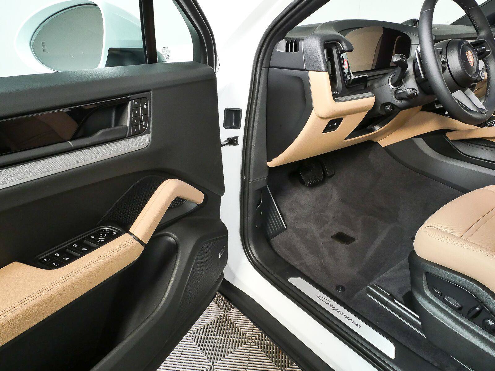 New 2026 Porsche Cayenne Coupe AWD/4WD image 8