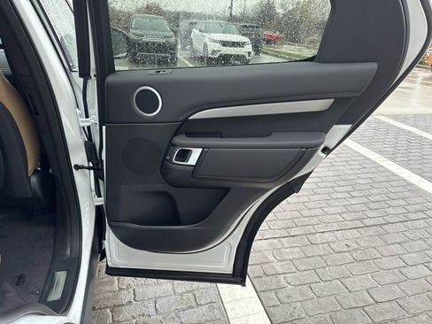 New 2024 Land Rover Discovery Dynamic SE image 16