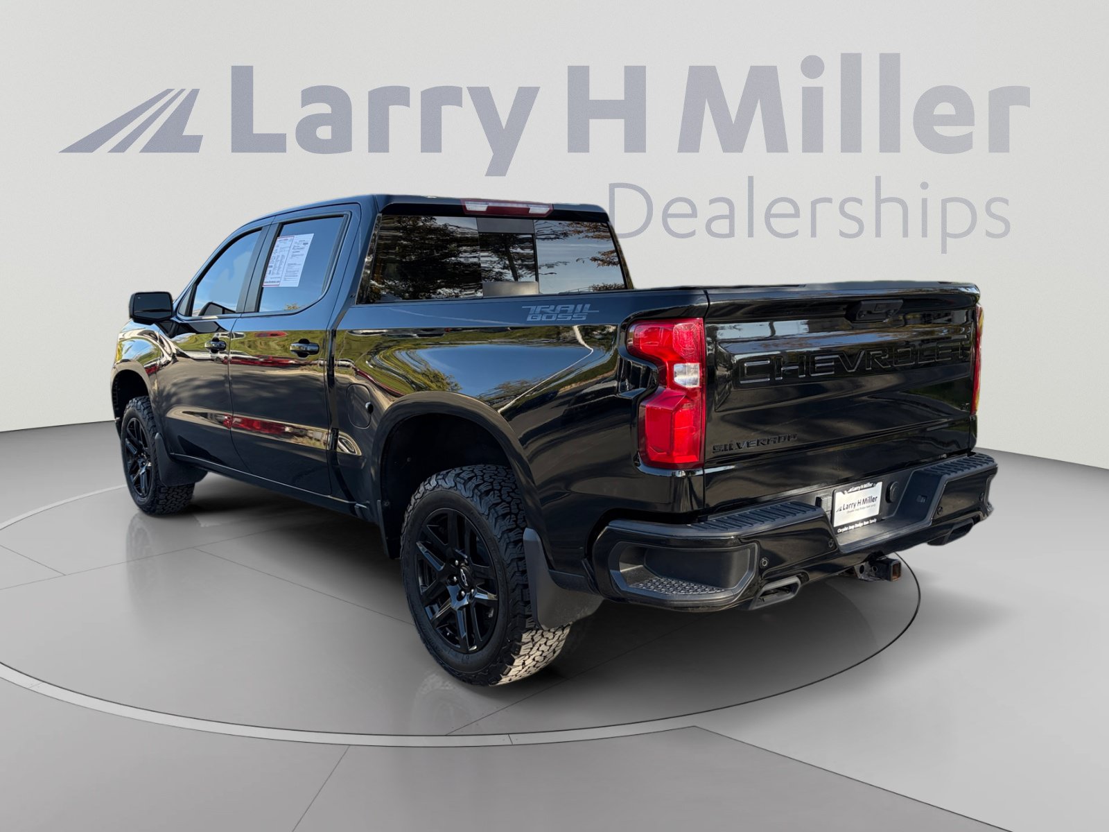 Used 2022 Chevrolet Silverado 1500 LT Trail Boss w/ LT Trail Boss Premium Package AWD/4WD image 3