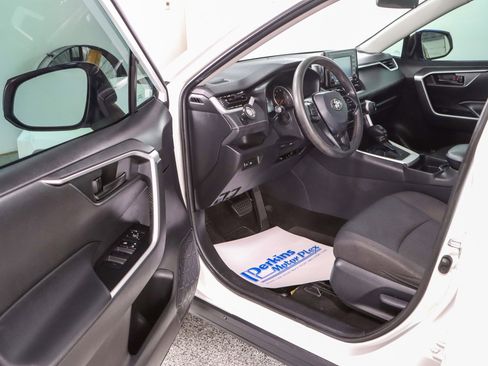 Used 2020 Toyota RAV4 LE FWD image 3